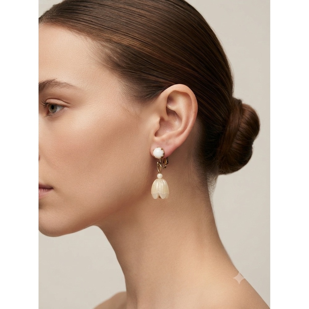 Vintage Hong Kong Cream Tulip Flower Drop Clip On Earrings‎ Gold Tone Faux Pearl